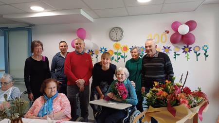 Slavljenka Dušica Lovšin s sorodniki in direktorico Doma Taber Martino Martinčič